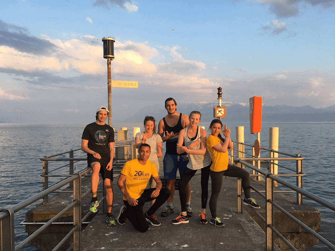 6 membres du HEC Lausanne Running Club sur les quais d'Ouchy le soir.