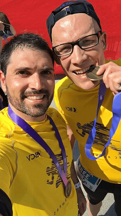 2 membres du HEC Lausanne Running Club avec la médaille des finisseurs des 20 kilomètres de Lausanne.